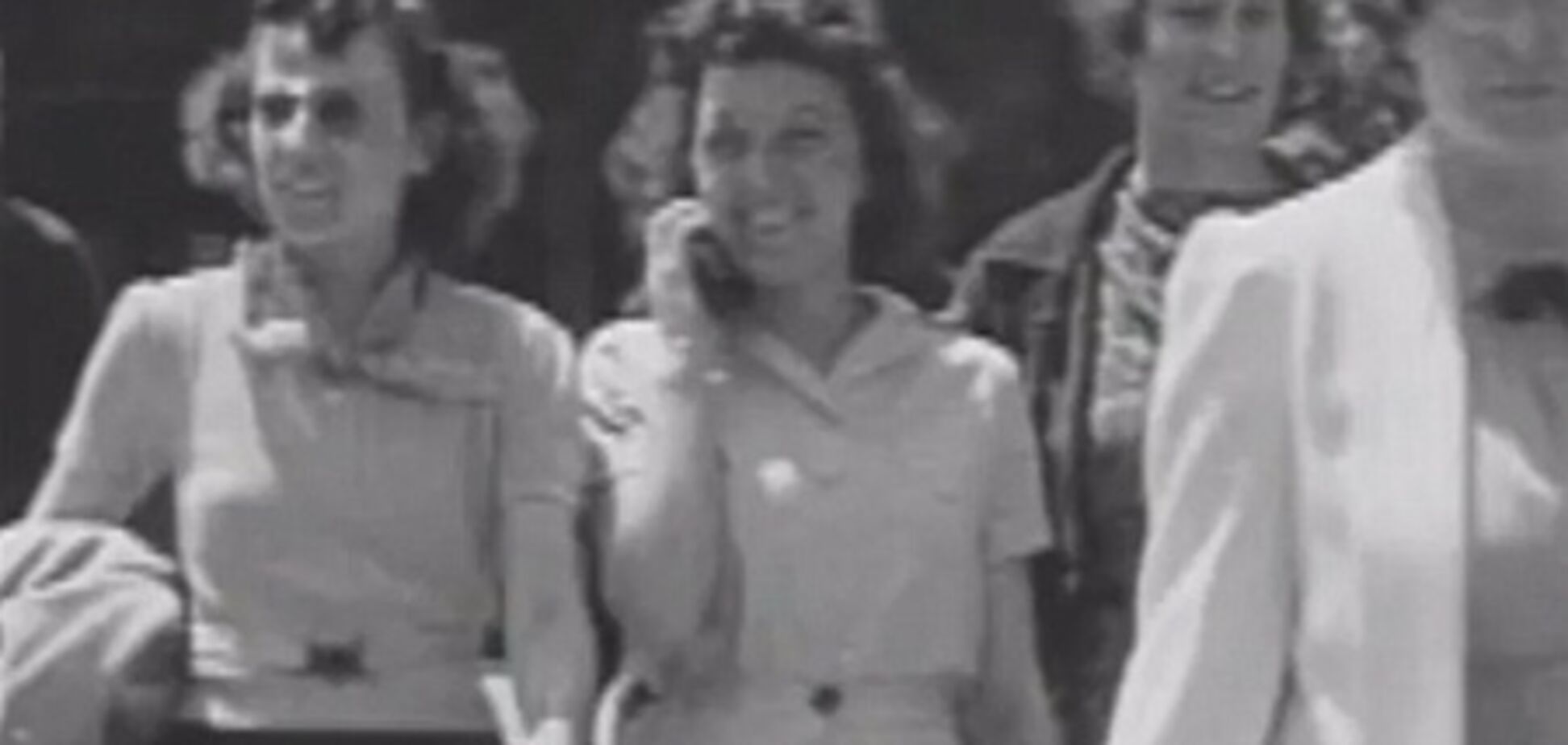 Розкрита таємниця жінки з мобільником в 1938 році. Фото. Відео