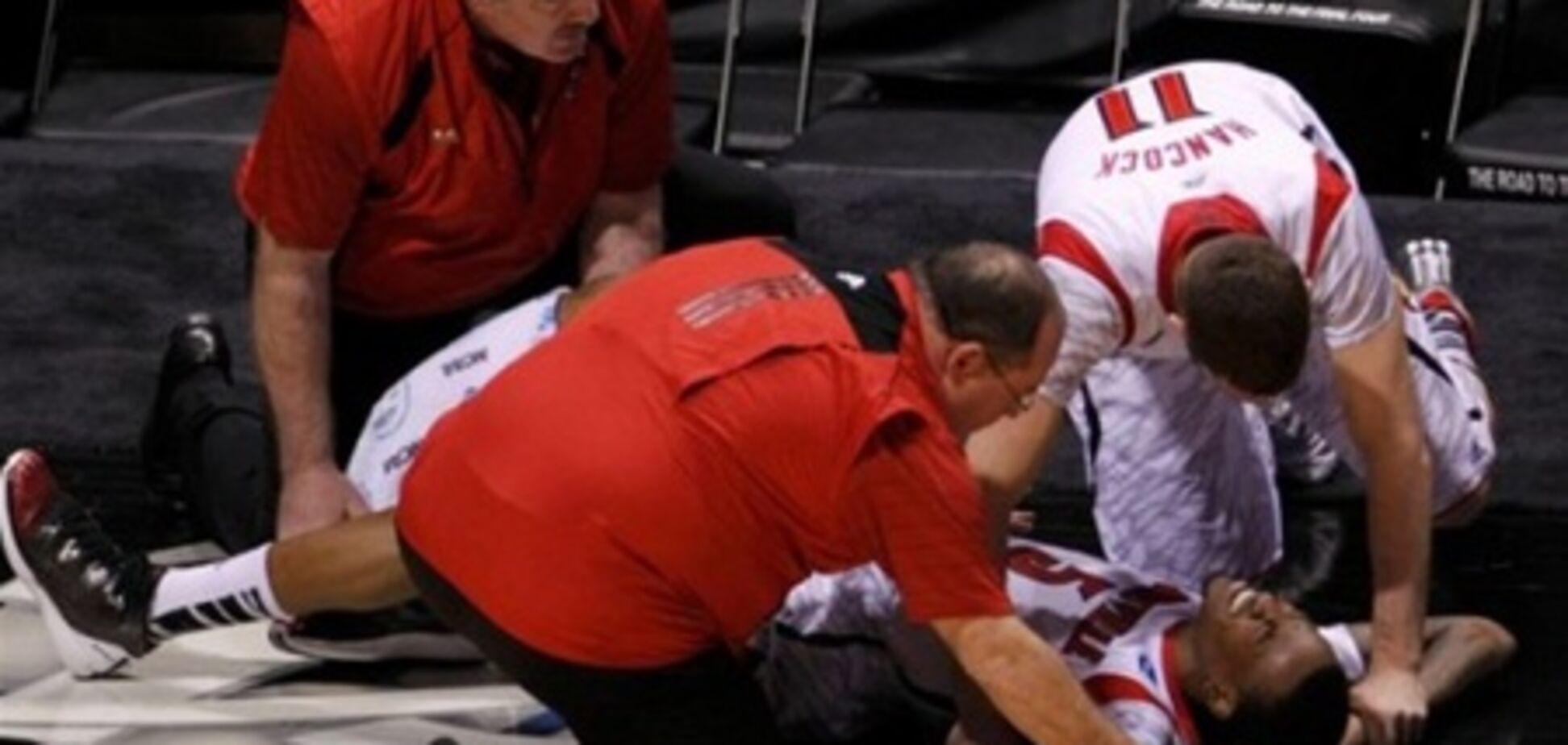 Молодой баскетболист сломал ногу во время броска. Видео