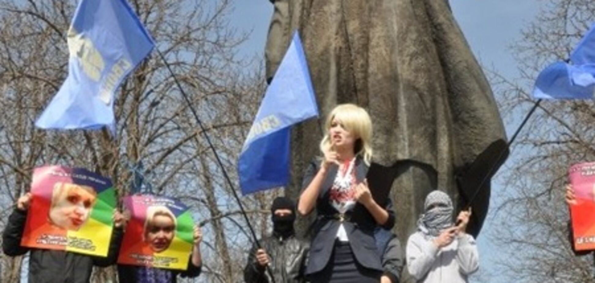 'Фаріон' у гамівній сорочці повели з площі в Луганську. Фото