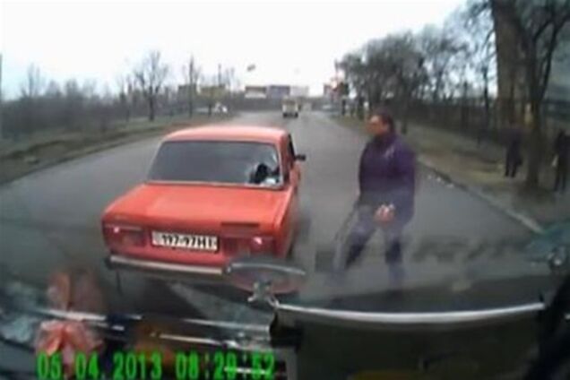 В Николаеве маршрутчик и водитель 'Жигулей' устроили дуэль на дубинках. Видео