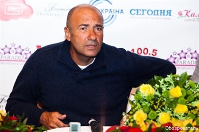 Крутой довел пожилую киевлянку до приступа. Видео