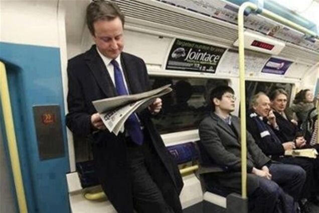 Британському прем'єрові довелося їхати стоячи в метро