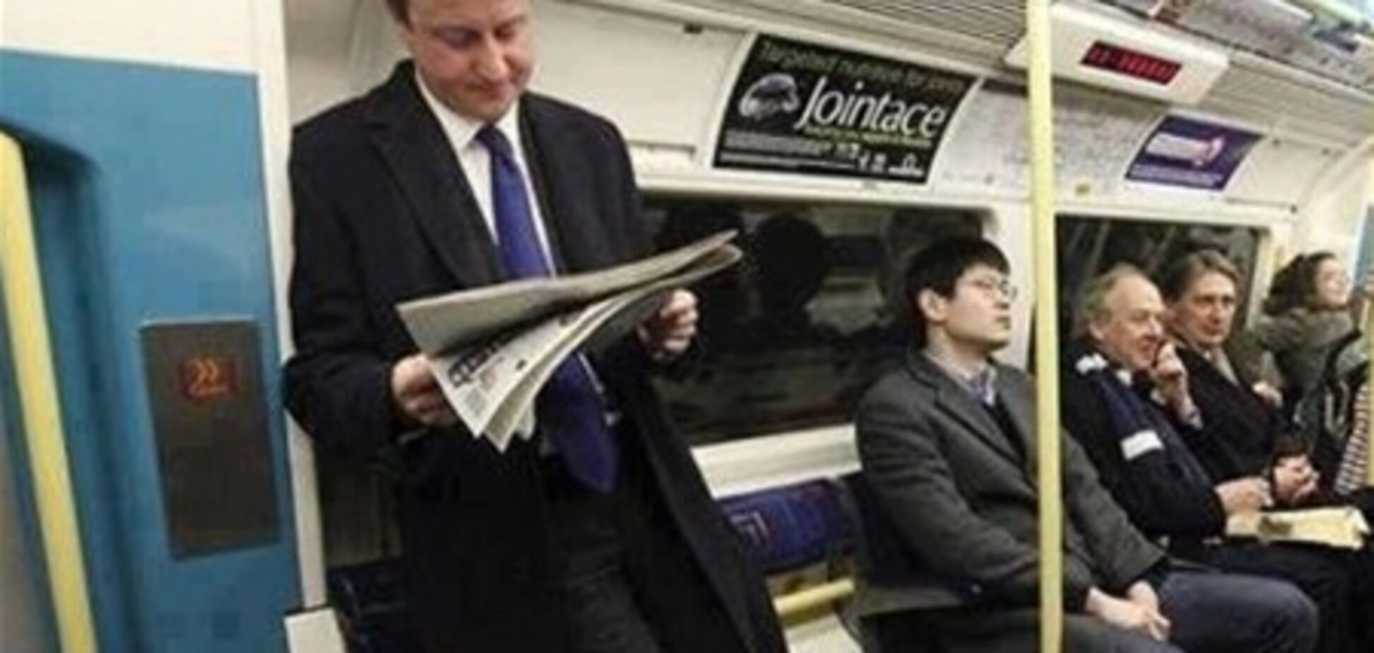 Британському прем'єрові довелося їхати стоячи в метро