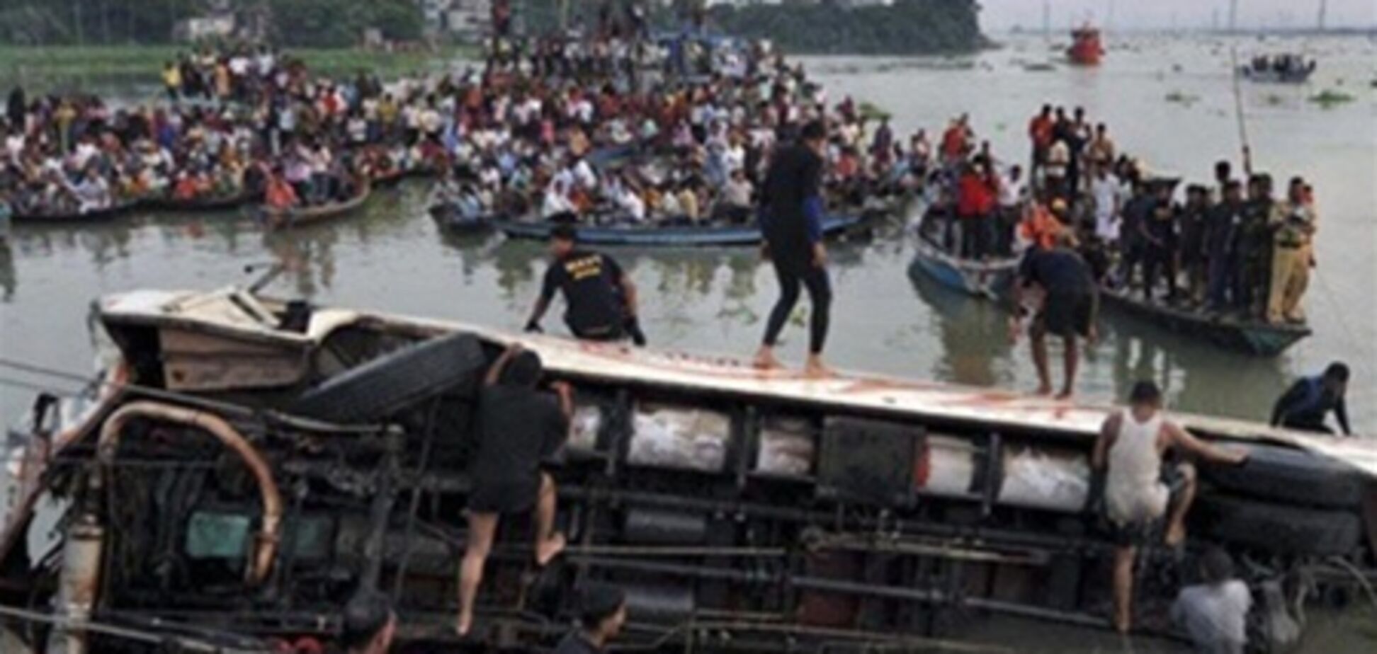 У Бангладеш автобус впав у річку: 33 людини зникли безвісти