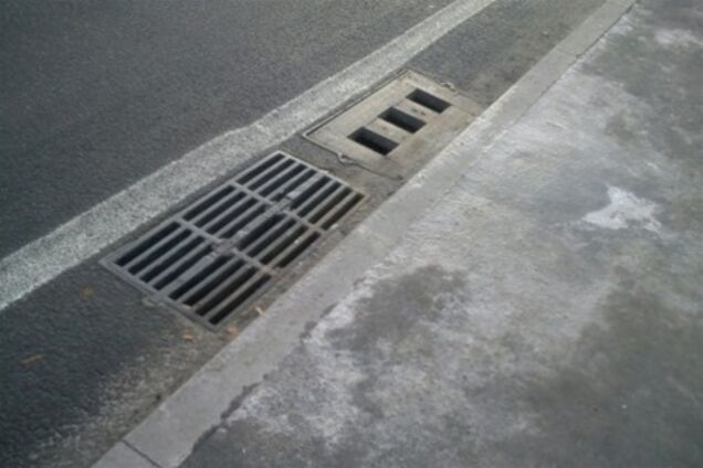 На ул.Грушевского автомобиль провалился в ливнесток