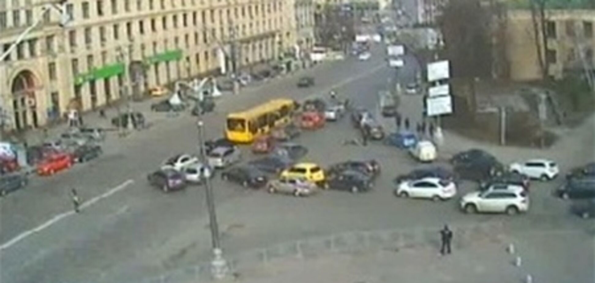 В Киеве водитель лег посреди дороги в знак протеста