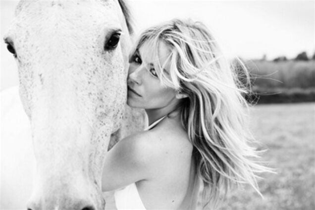 Сиенна Миллер в неглиже, трава и лошадь