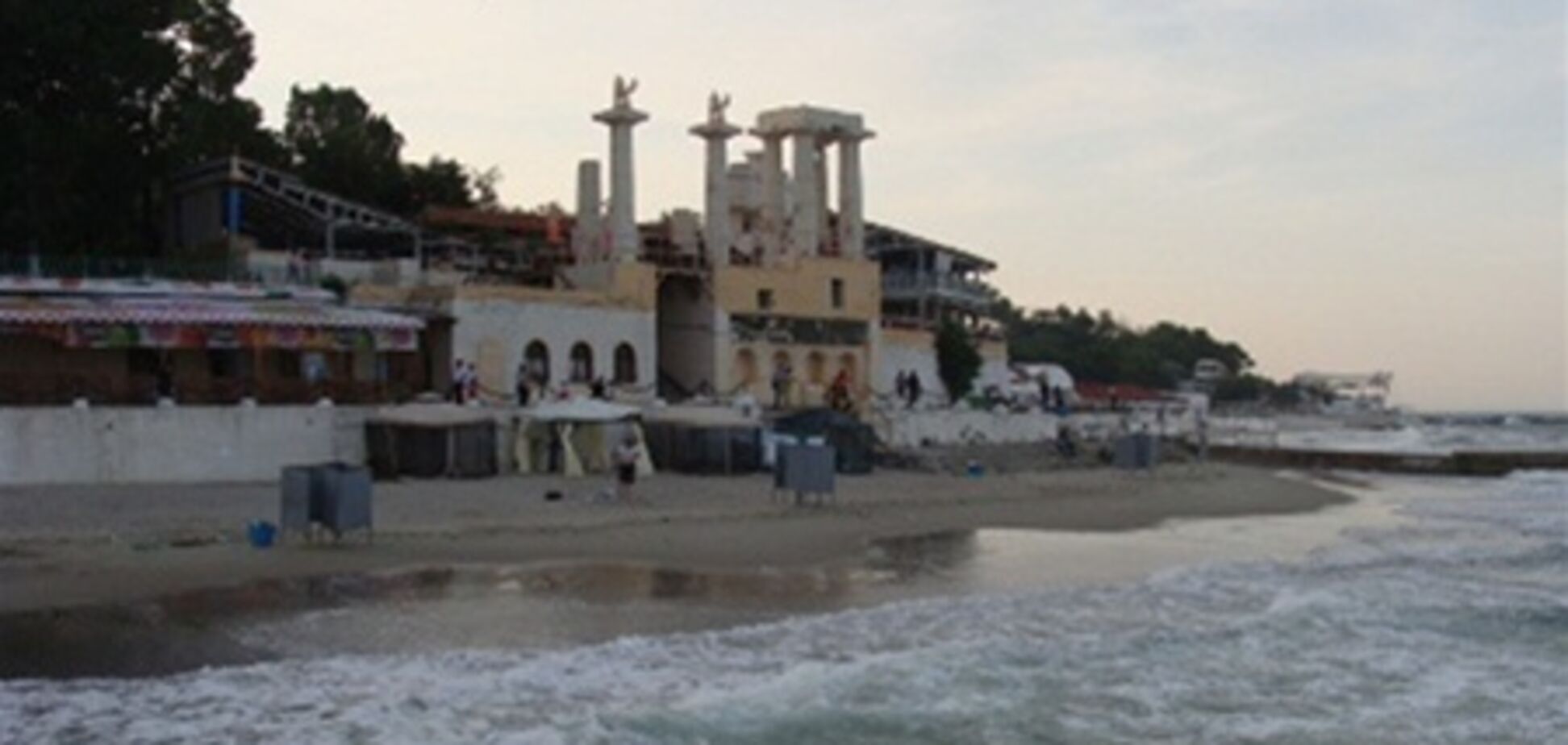 Канализационные нечистоты залили одесский пляж