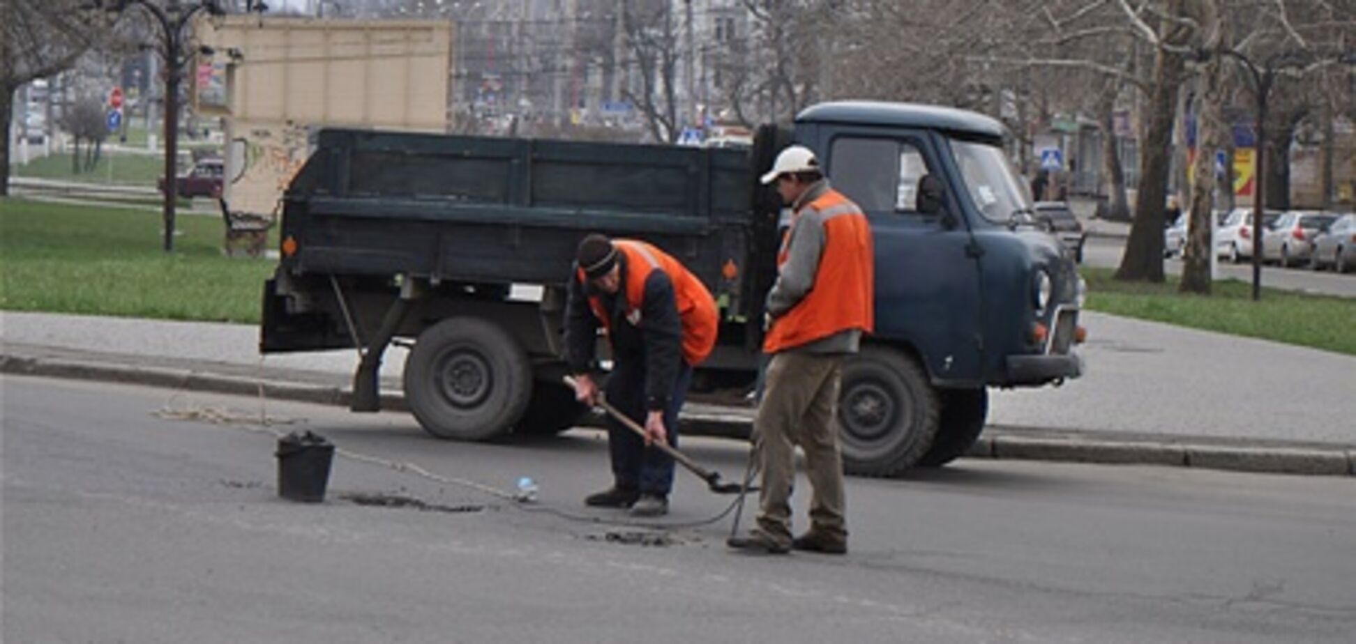 У Миколаєві до приїзду Януковича щосили латають дороги