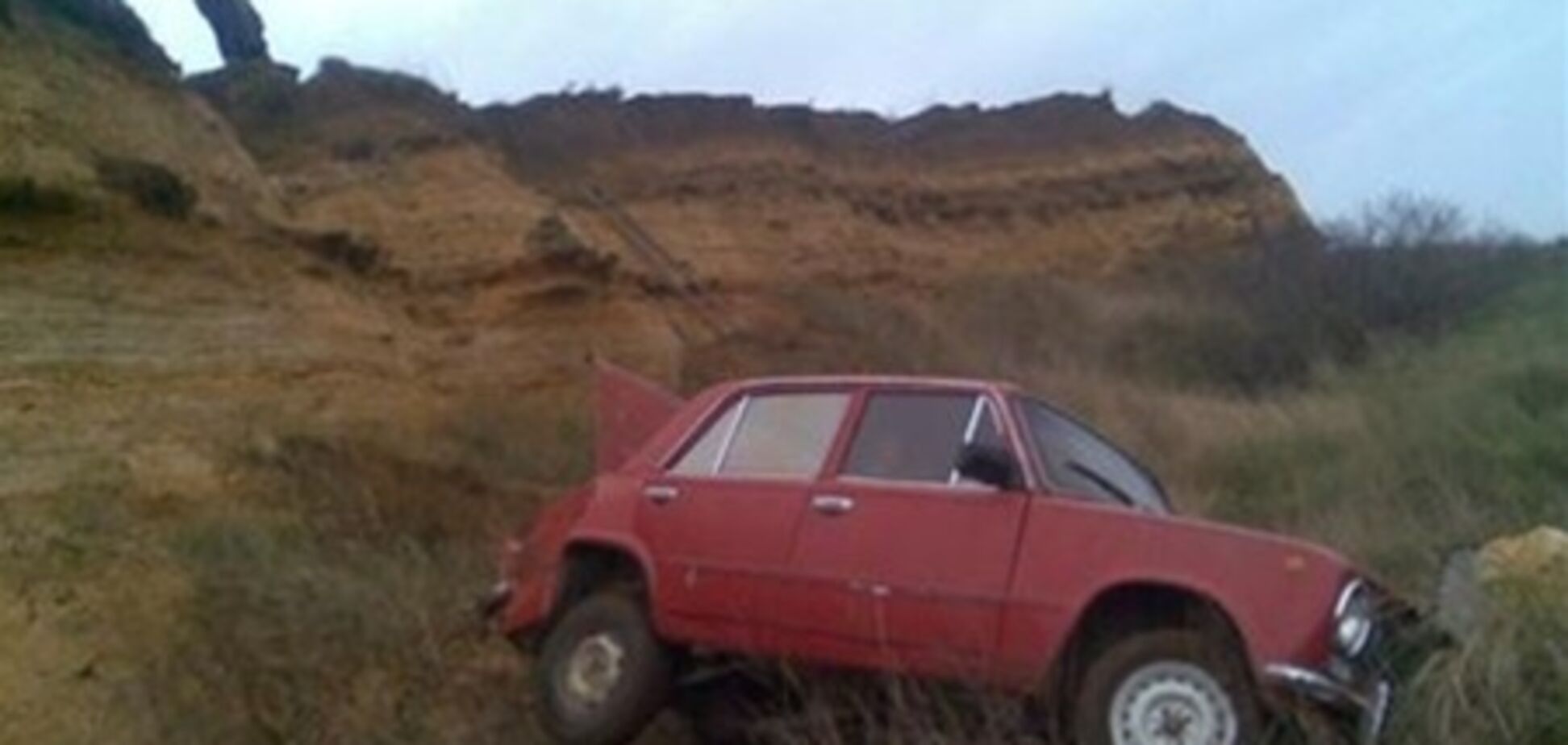 У Криму автомобіль зірвався з 8-метрового обриву