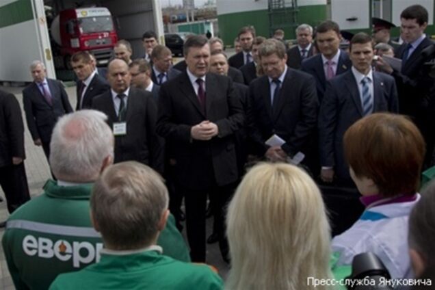 Янукович обещает, что зарплаты бюджетников продолжат расти