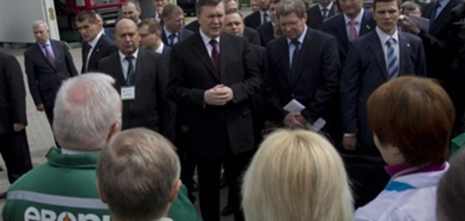 Янукович обещает, что зарплаты бюджетников продолжат расти