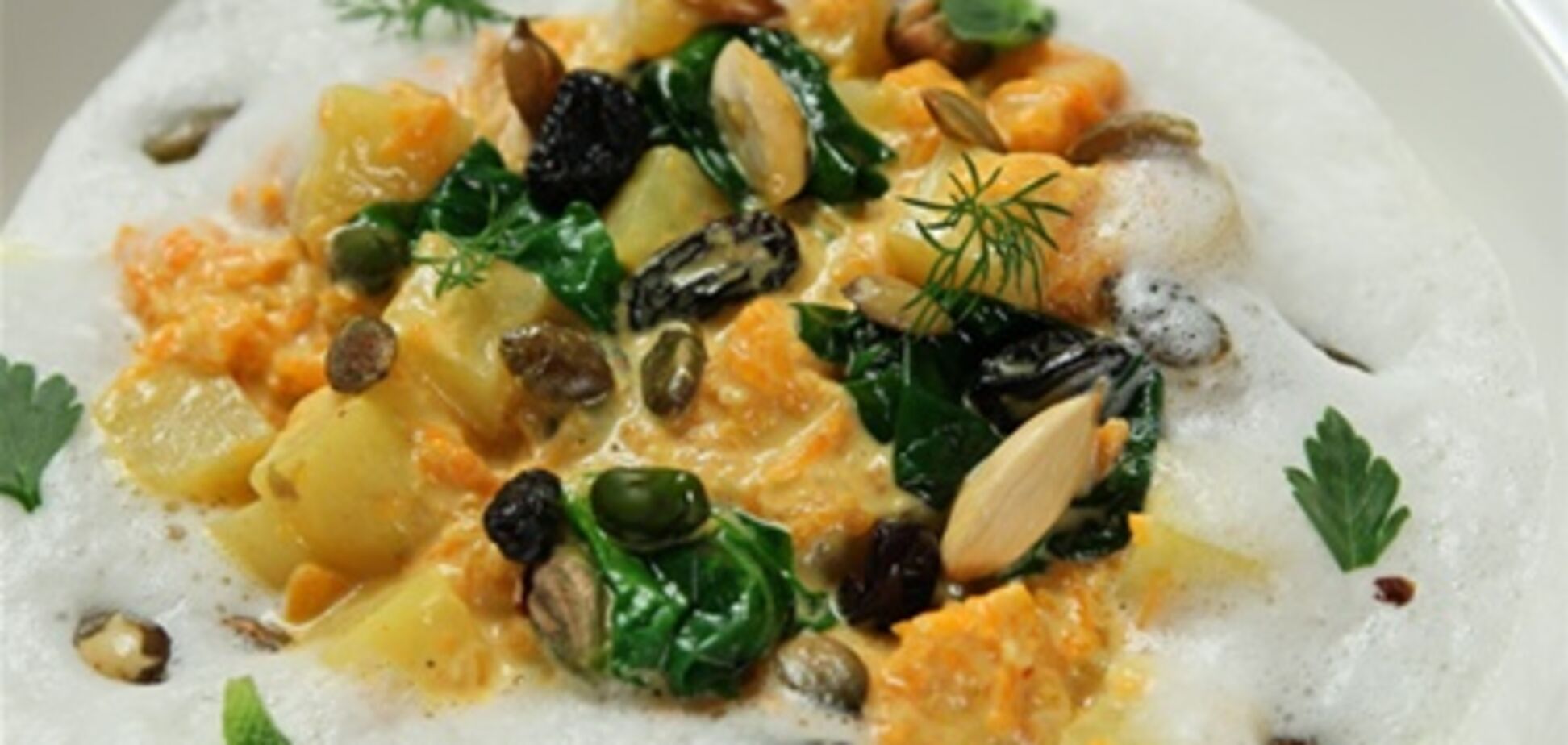 Карри из тыквы с картофелем, кокосовым молоком и орешками