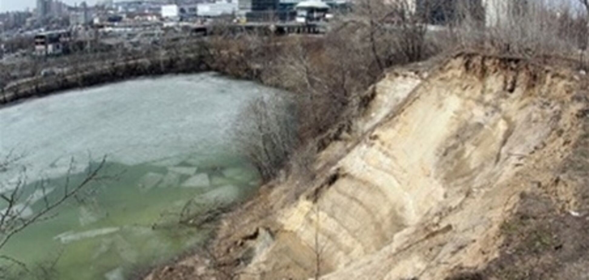 В Киеве из-за оползней объявлена чрезвычайная ситуация