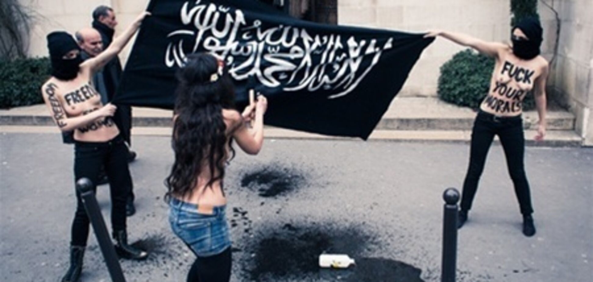 FEMENісткам загрожує півроку в'язниці за спалення прапора