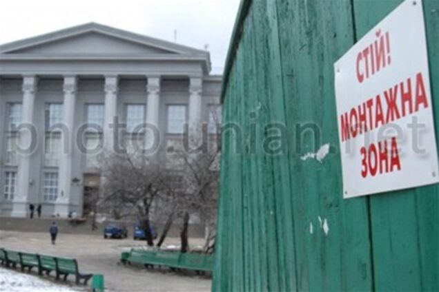 В Десятинном переулке возобновилось скандальное строительство