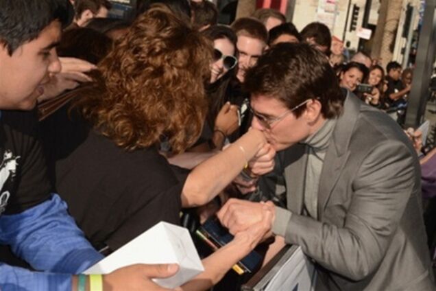 Том Круз целует ручки фанаткам
