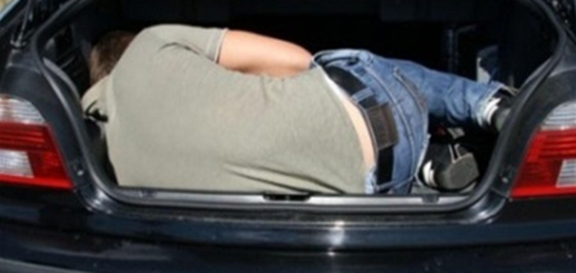 Таксист привез грабителя в милицию в багажнике