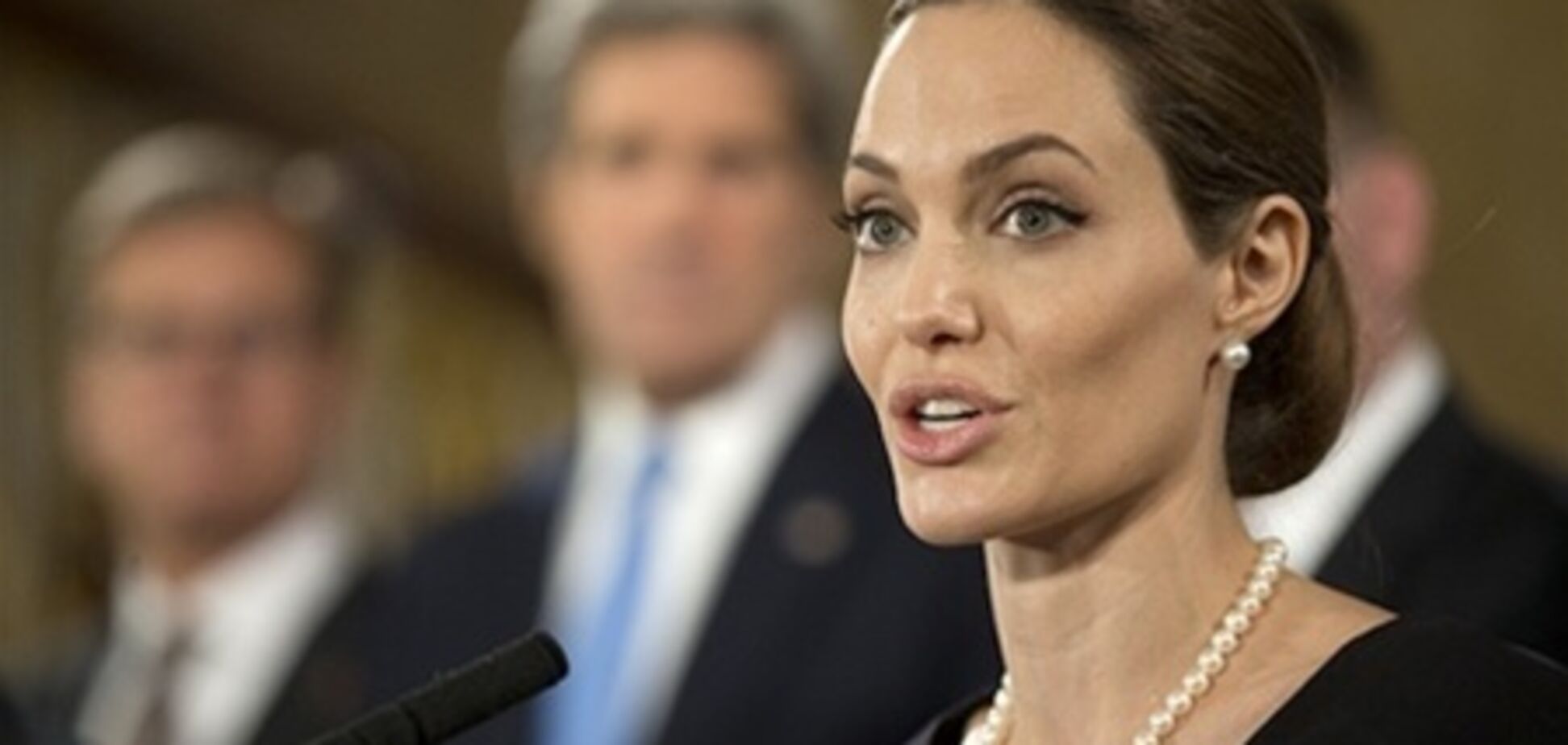 Анджелина Джоли прибыла саммит G8. Фото