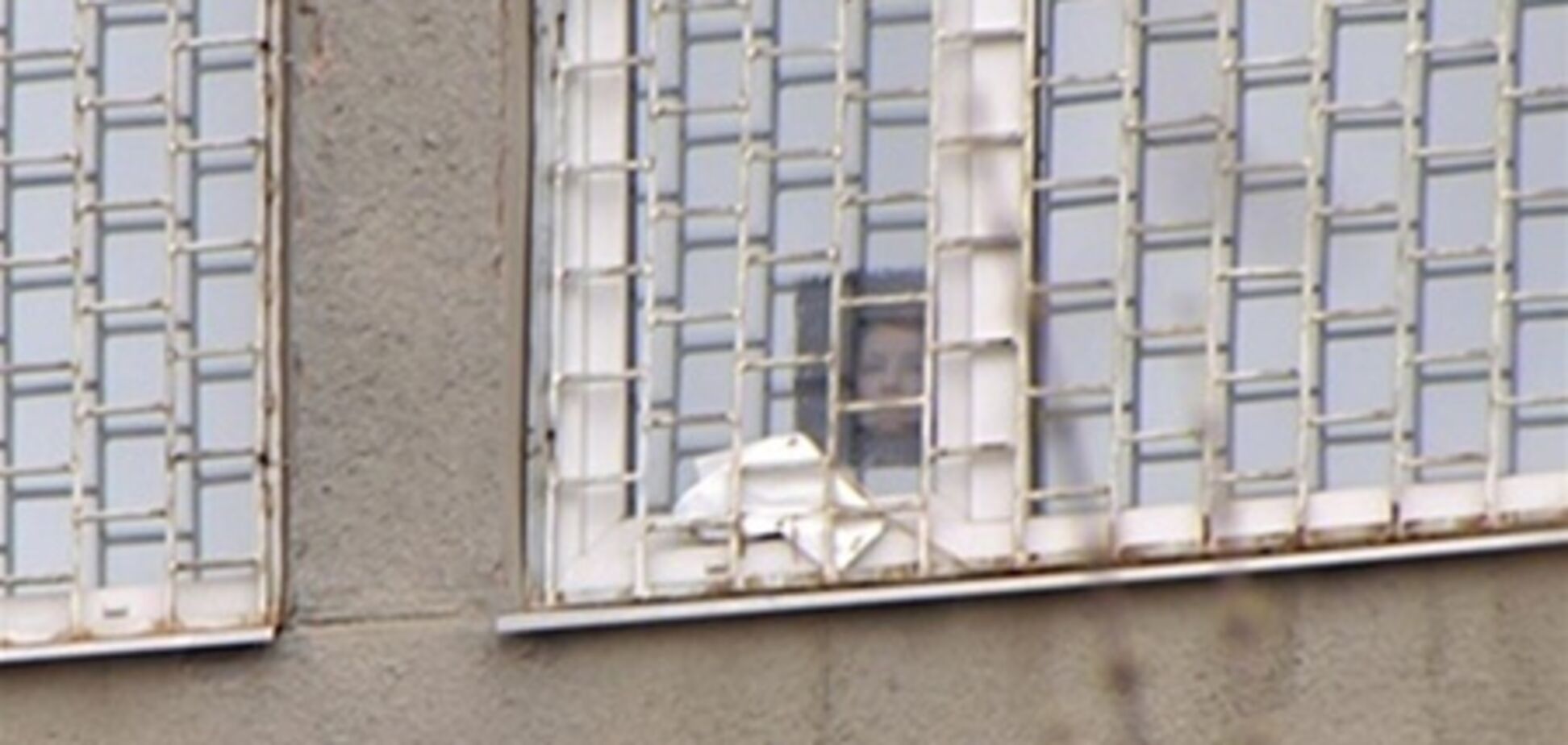 Тимошенко показалась сторонникам из окна. Фото