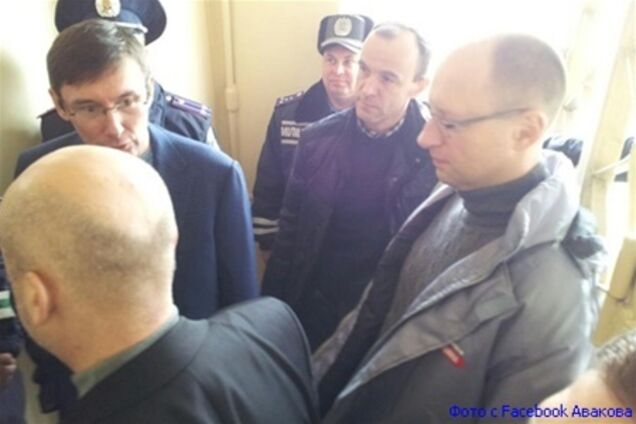 Луценко прибыл к Тимошенко