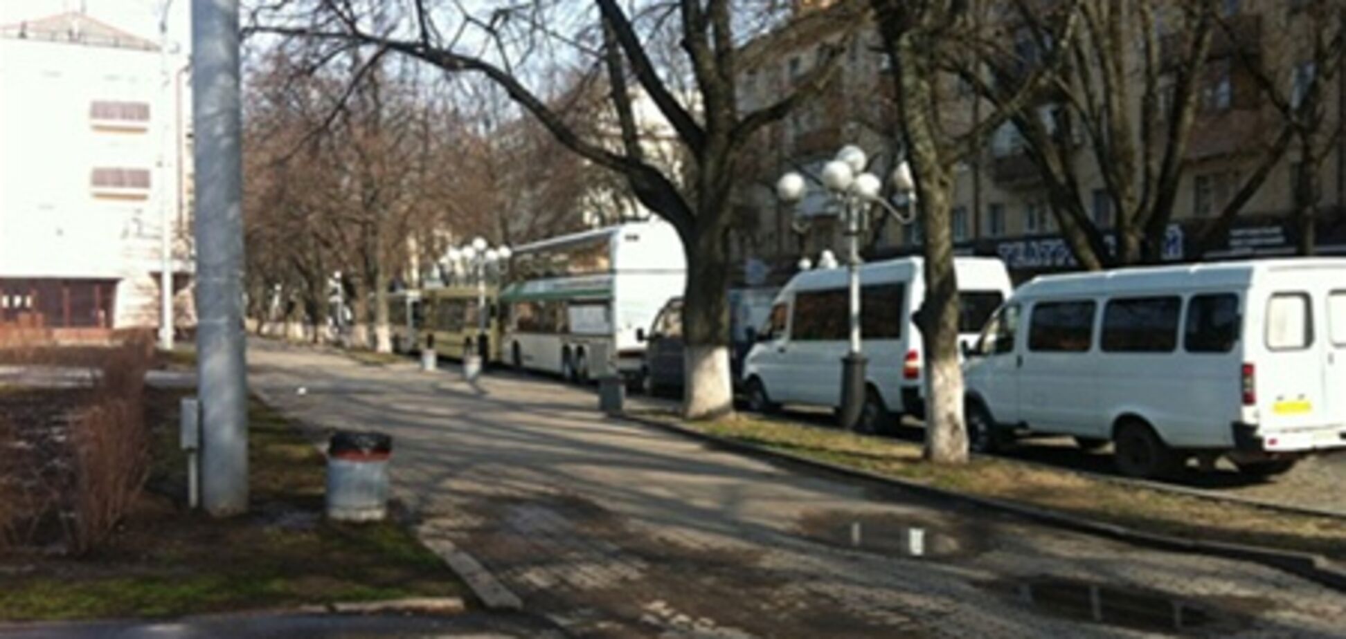 Оппозиция жалуется, что площадь для ее митинга заставили автобусами