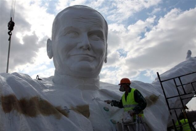 В Польше откроют 14-метровую статую Иоанна Павла II. Фото