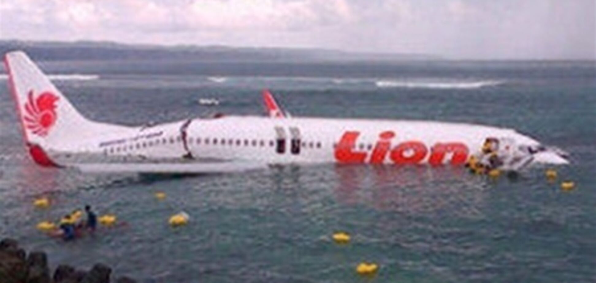 На Бали самолет с 130 пассажирами при посадке упал в море 