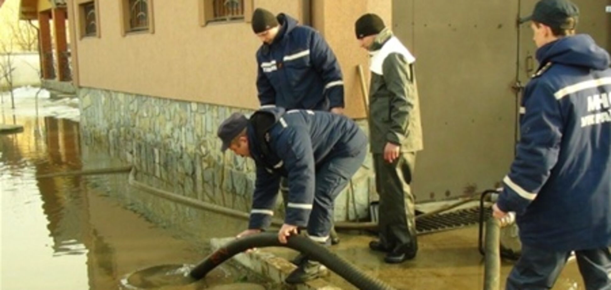 Паводки подтопили восемь областей