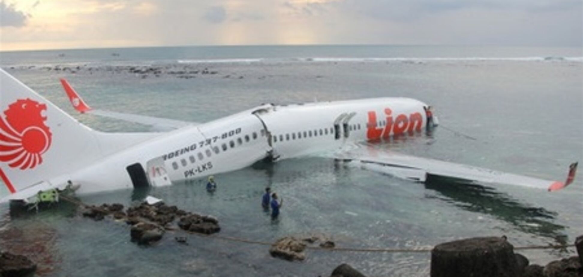 Найдены черные ящики самолета, упавшего у берегов Бали