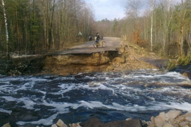 У Житомирщині розмило дорогу, від світу відрізані 700 осіб