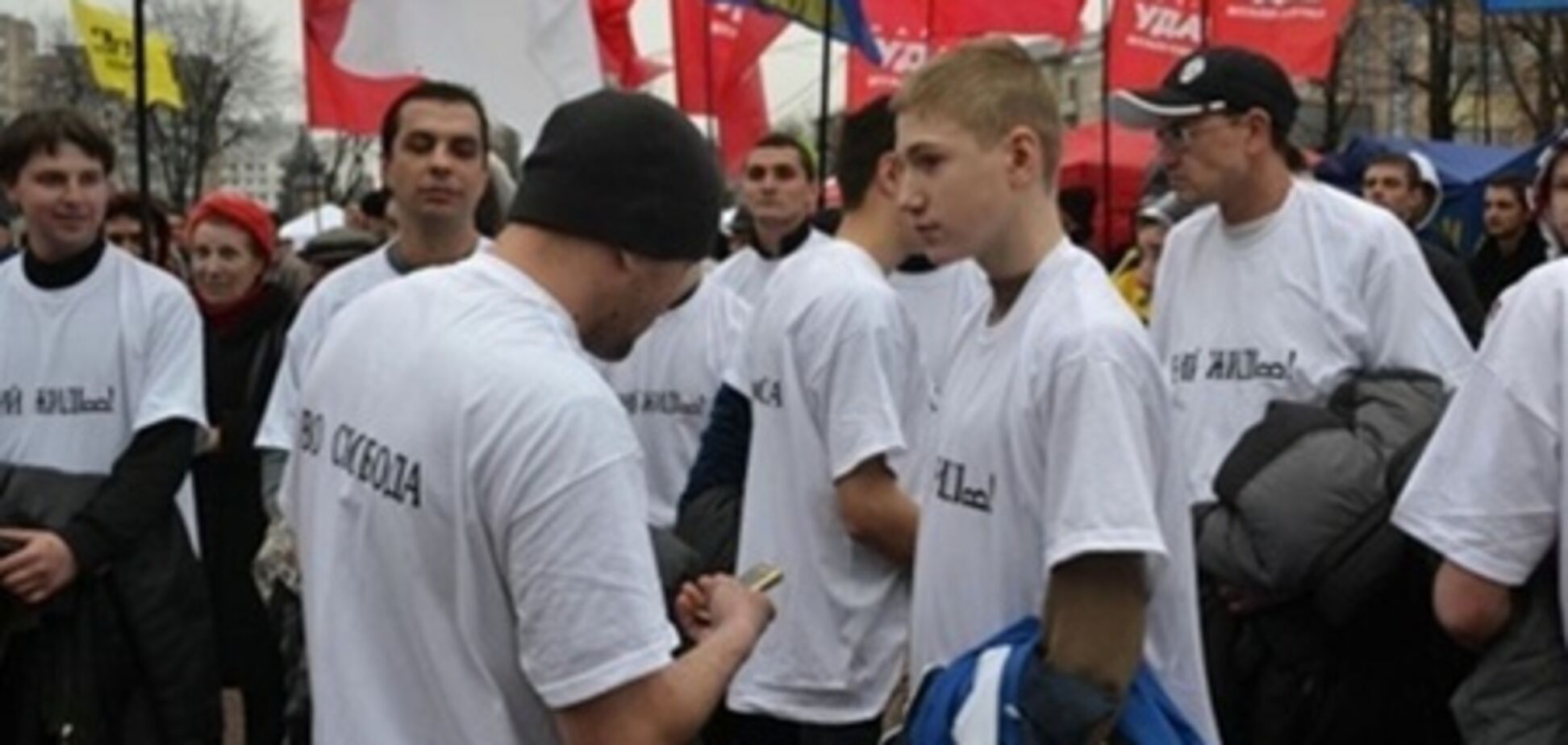 Януковича просять розібратися з футболками 'Бий жидів'