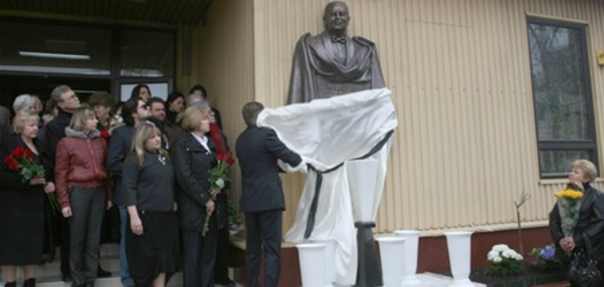 В Киеве установили барельеф Воронину