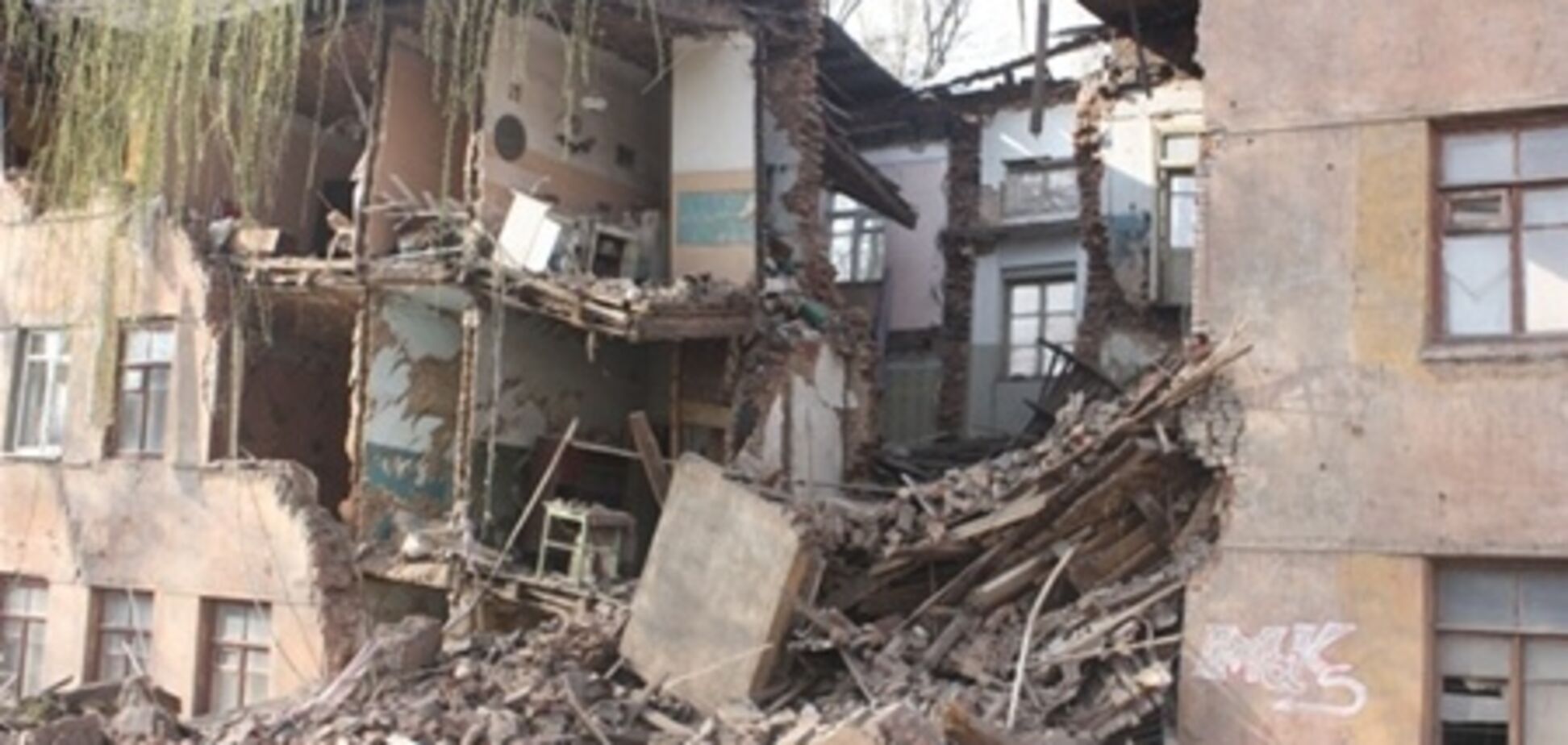 Спасатели разобрали рухнувший дом на Донетчине. Видео
