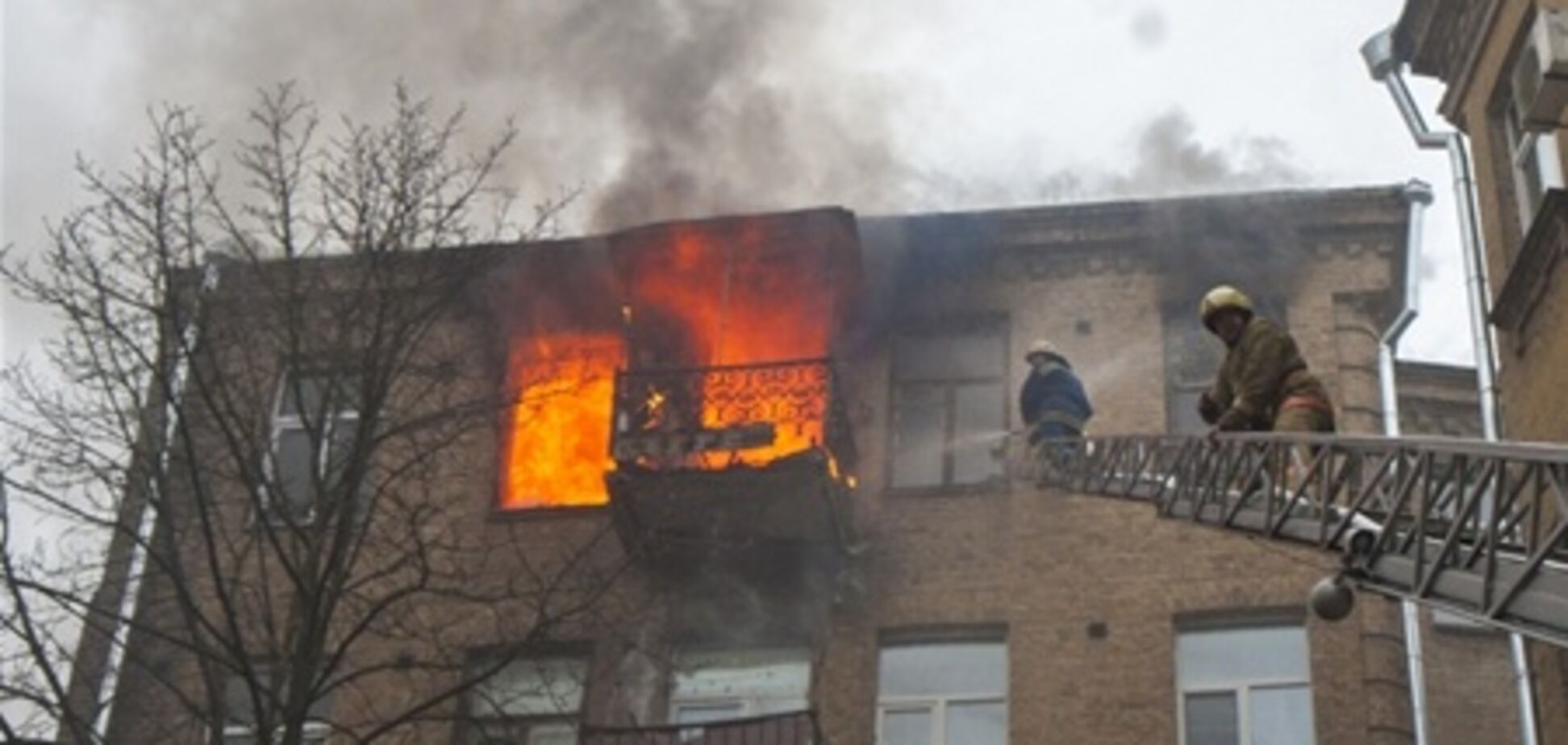 Возле Минюста горит пятиэтажка (обновлено). Видео