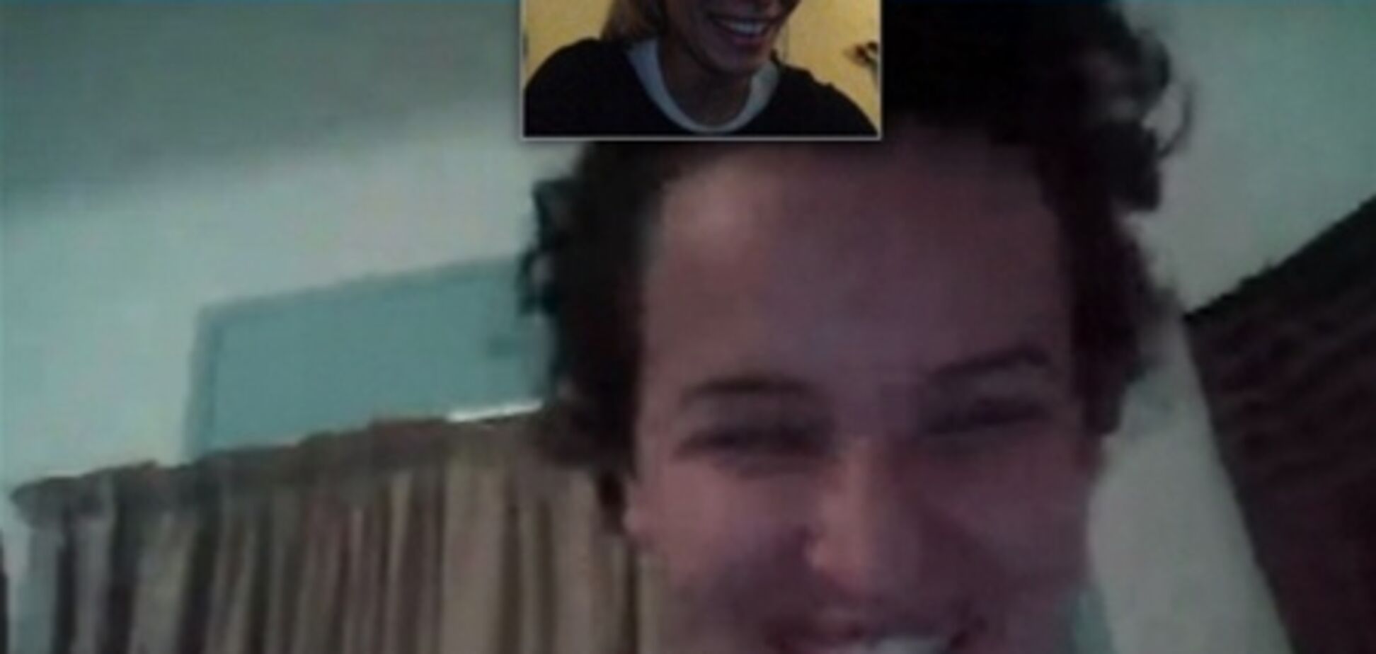 Засуджена до страти активістка FEMEN втекла з дому. Фото