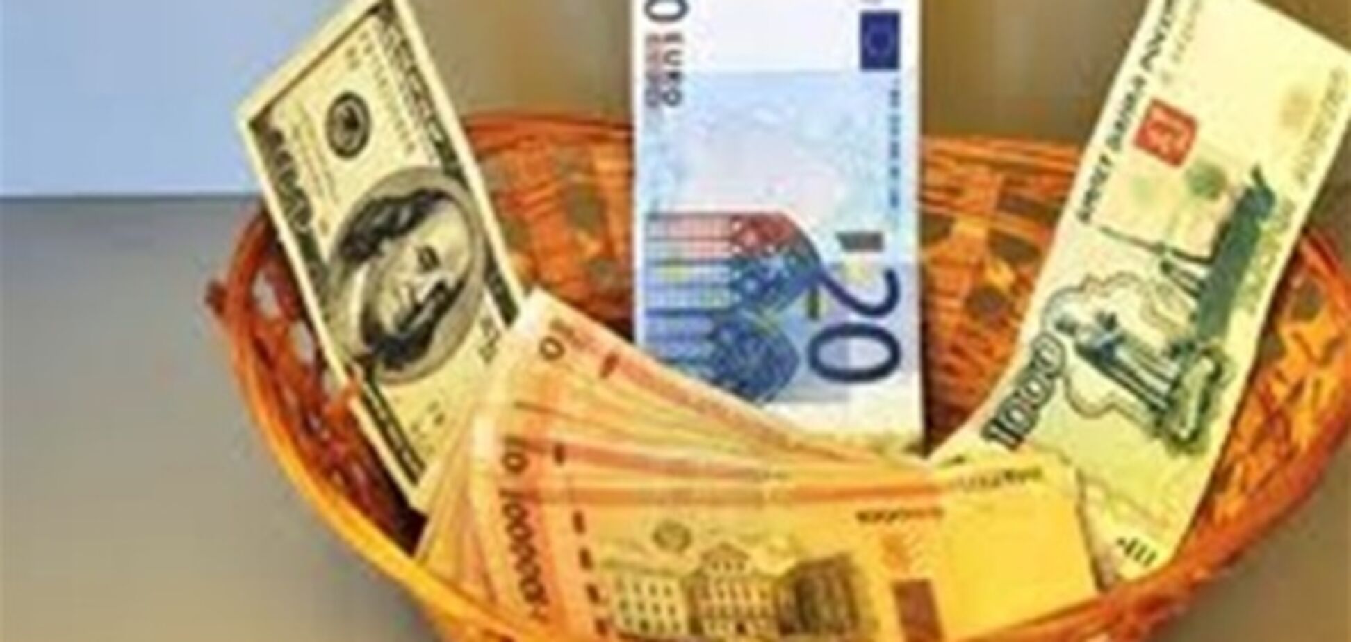 Евро продолжил снижение на межбанке, 15 апреля 2013