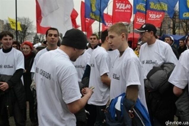 Форум еврейства просит Януковича разобраться с антисемитскими футболками