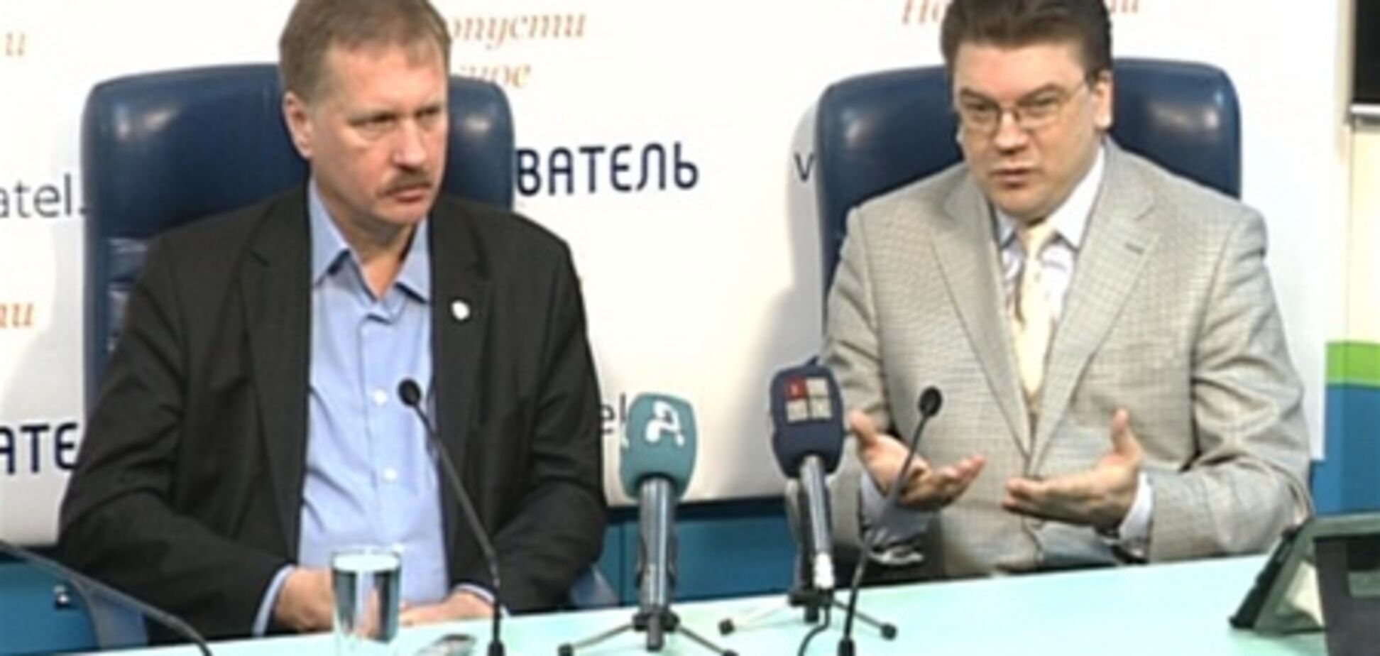 Експерти розповіли про 'ігри' навколо відставки Азарова