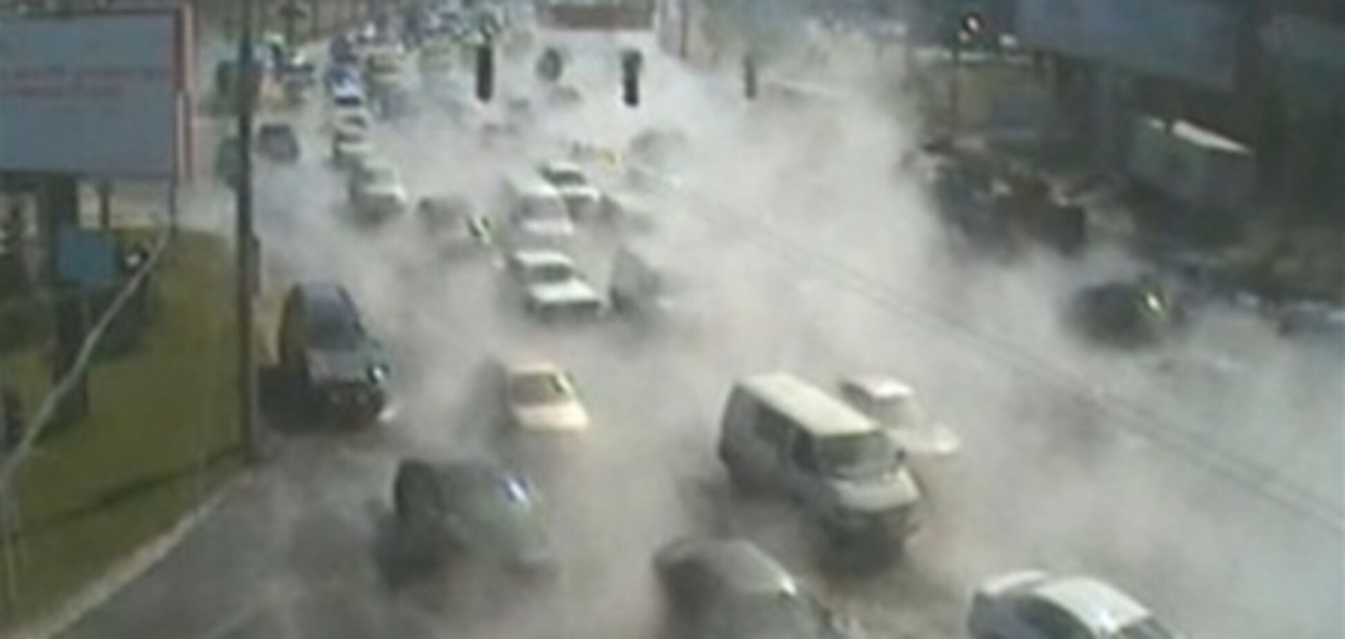 В Киеве прорвало теплотрассу, автомобили смывает кипятком. Видео