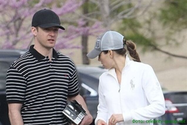 Джастин Тимберлейк и Джессика Бил играют в гольф вместе