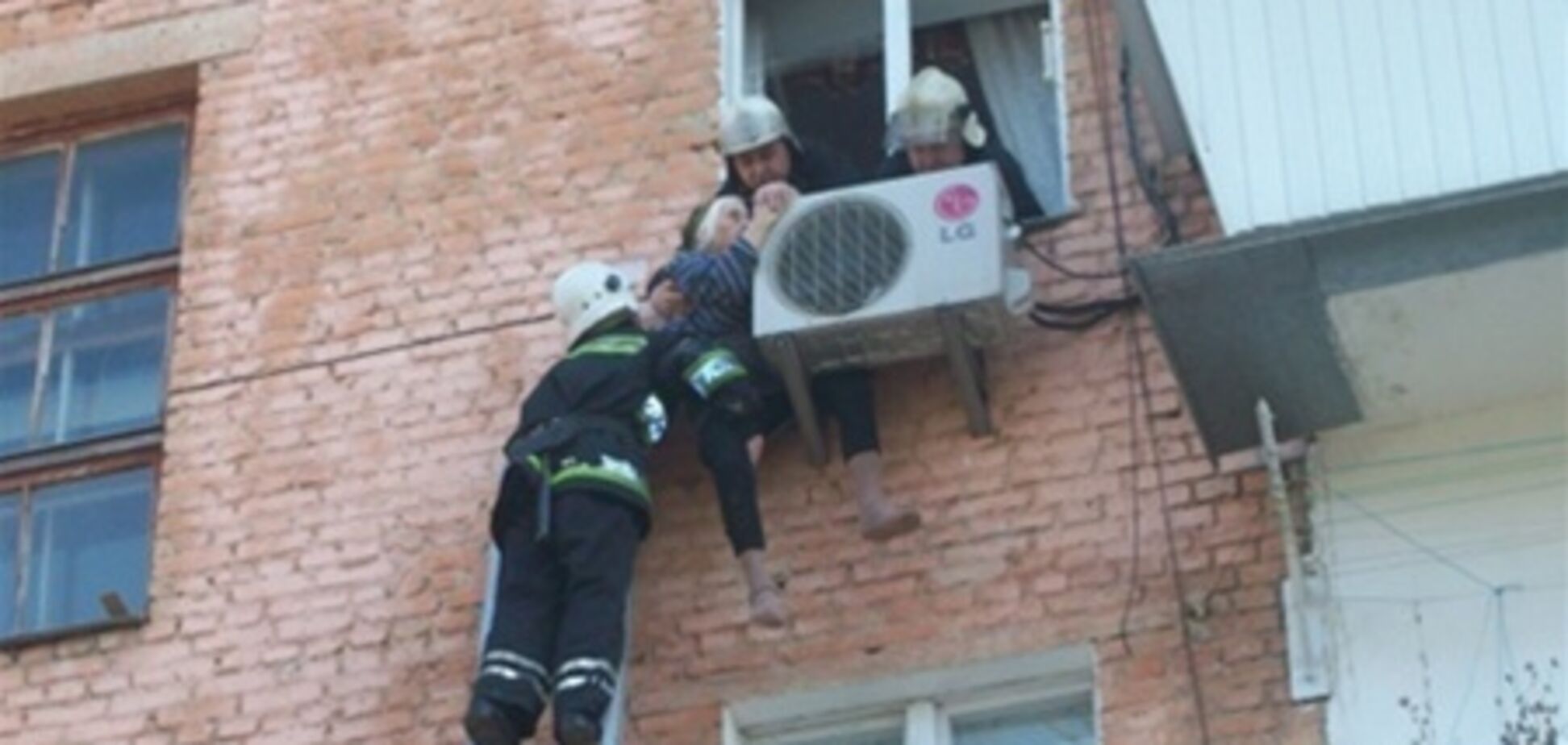 В Ривне 97-летняя бабушка, выпав из окна, повисла на кондиционере. Видео