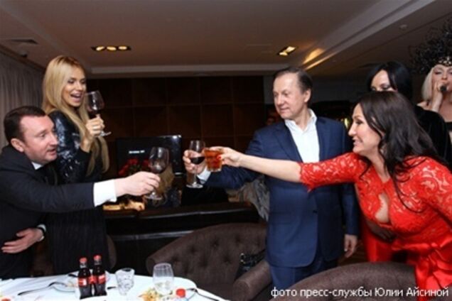 Айсиной на именины подарили кольцо за €80 тысяч. Фото. Видео