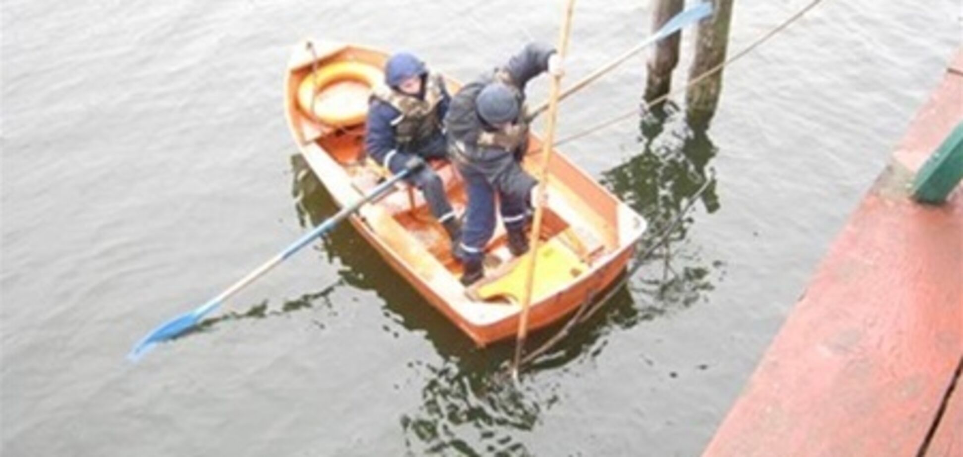 На Киевщине перевернулась лодка с рыбаками
