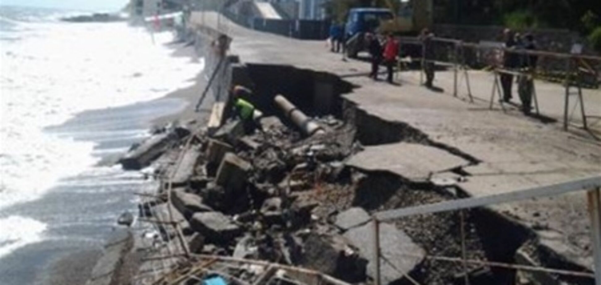 Шторм разрушил набережную в Алуште