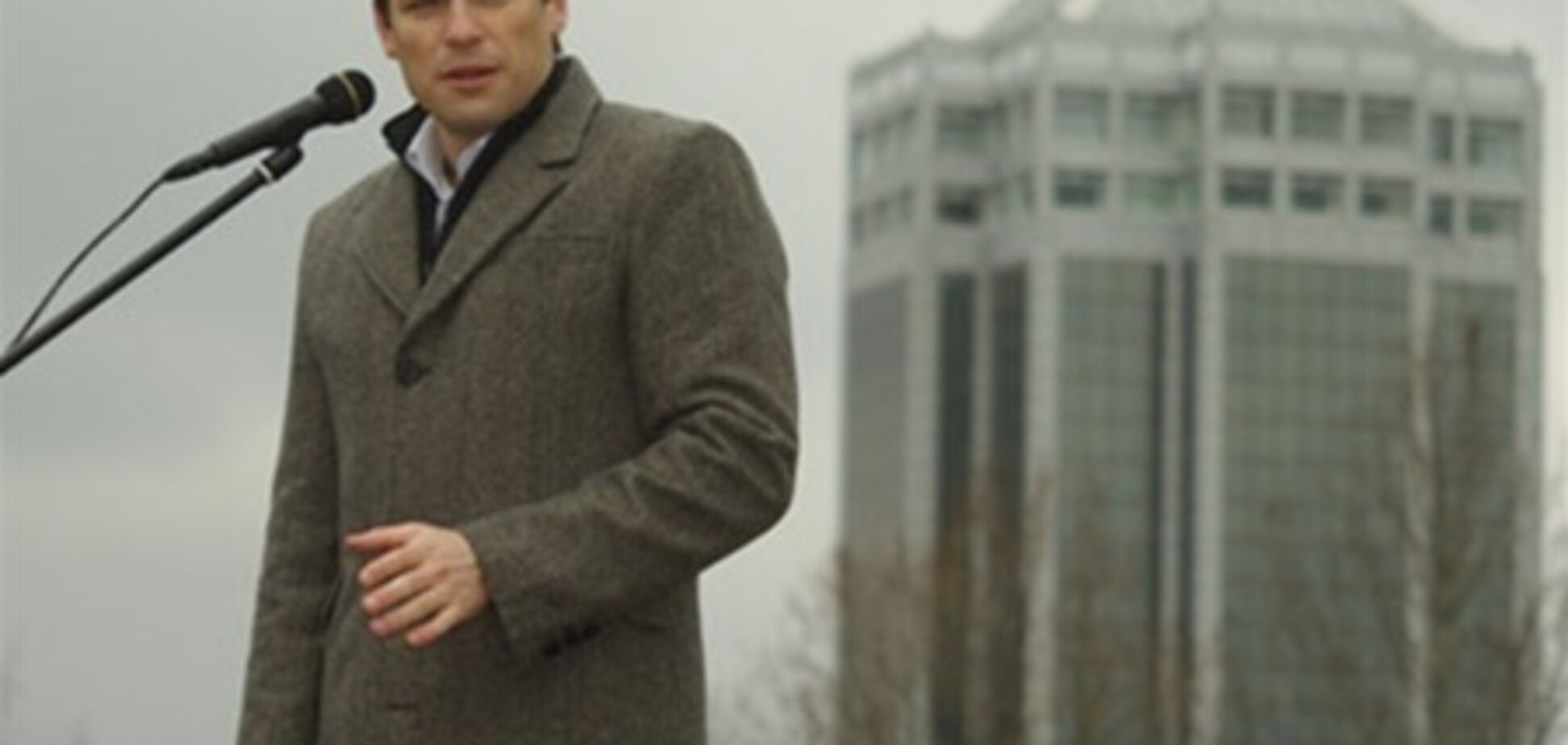 Пабат приховує обличчя за очками