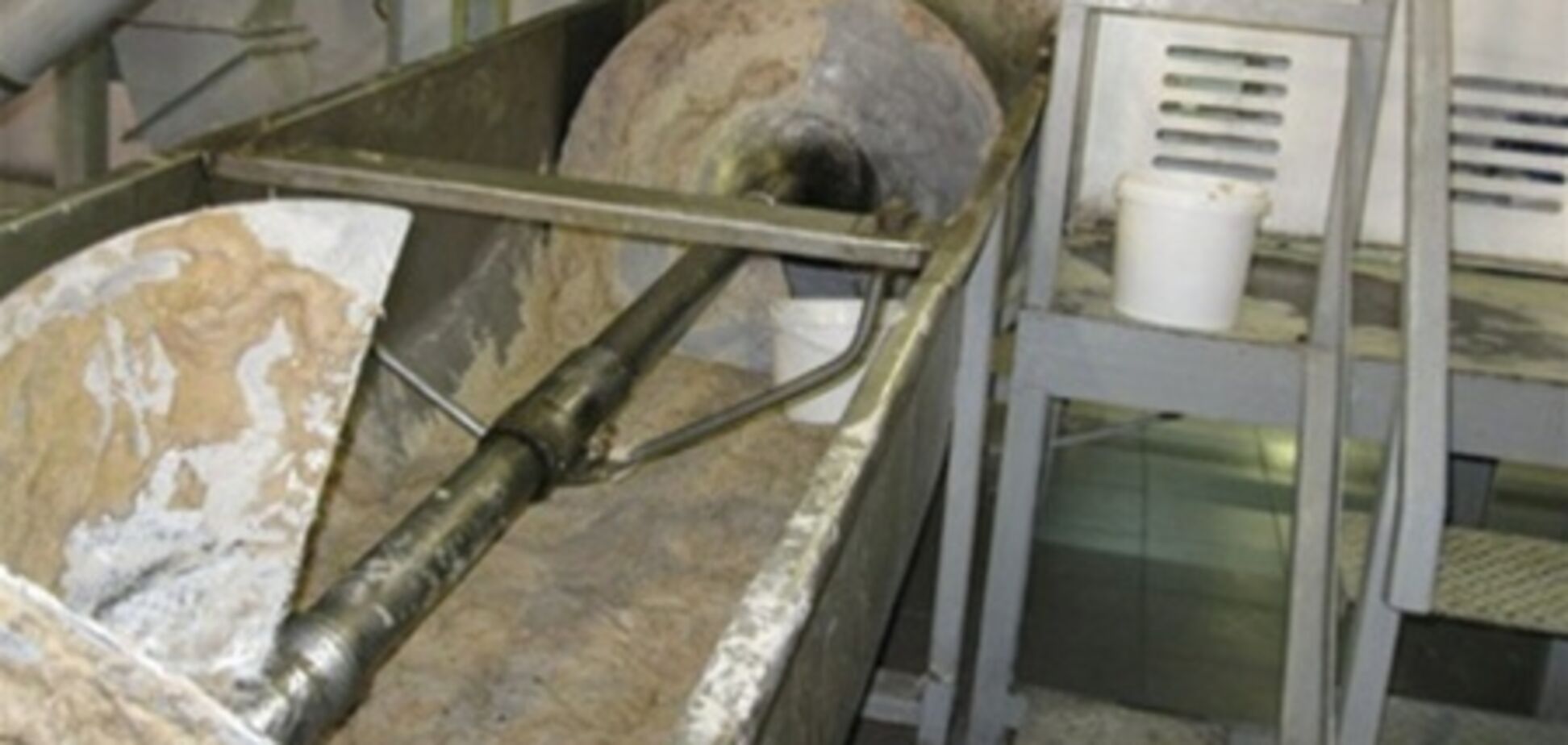 На Полтавщине работницу затянуло в тестомешалку