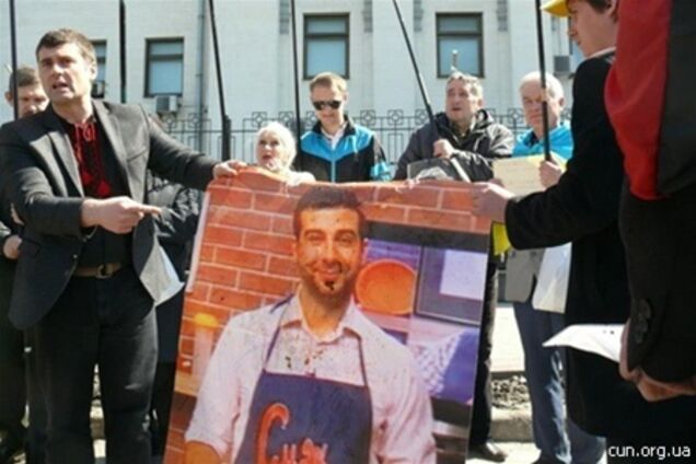 Націоналісти закидали портрет Урганта помідорами