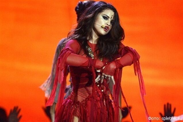 Костюм Селены Гомес вызвал религиозный гнев. Фото