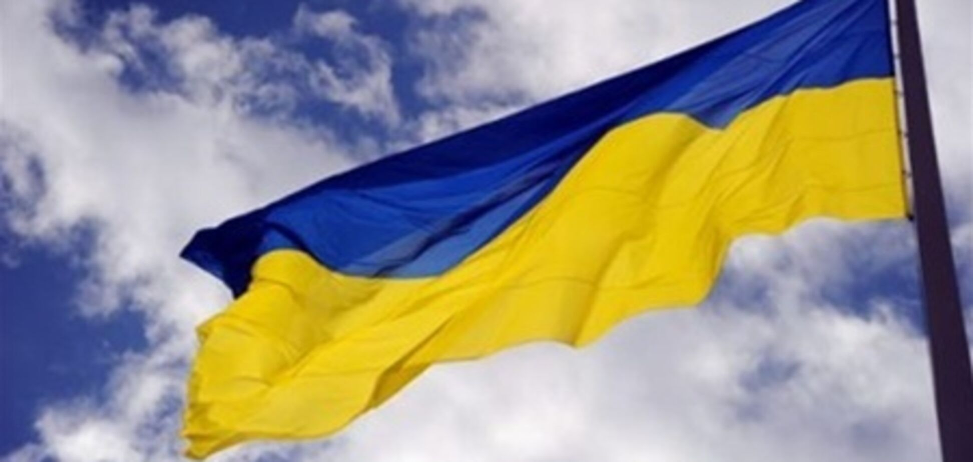 В Чернигове коммунальщики собирали мусор во флаг Украины